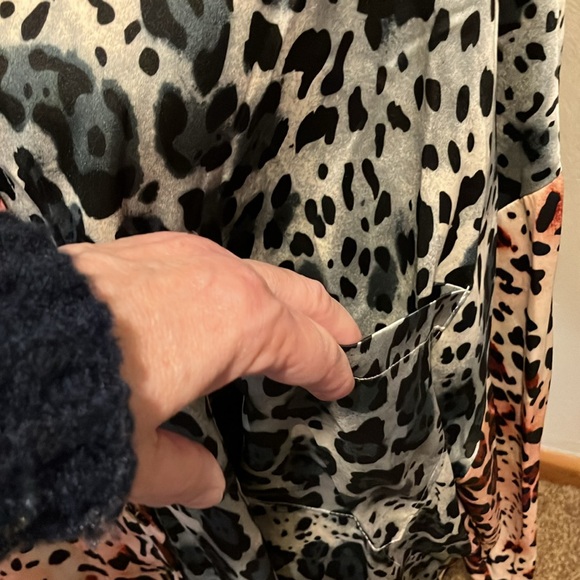 POL. LONG SLEEVE ANIMAL PRINT BLOUSE. SIZE SMALL. OVERSIZED! NWOT FRONT POCKETS - Picture 4 of 11